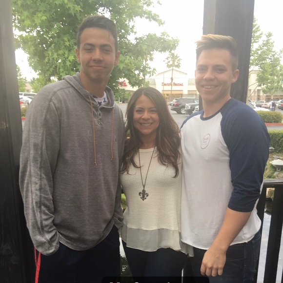 Meet your Posh Ambassador, Sandy🌹 - Picture 2 of 11